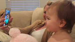 Dos bebés ‘conversan’ por videollamada y las imágenes son virales en YouTube