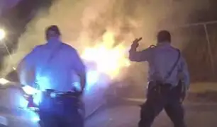 EE.UU.: policías rescatan a hombre de auto en llamas