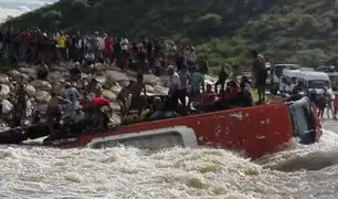 Piura: bus lleno de pasajeros es arrastrado por la corriente de río