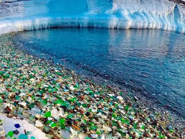 Rusia: conozca la playa de botellas de vidrio que la naturaleza transformó