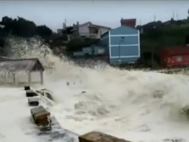 España: olas de cinco metros inundan casas