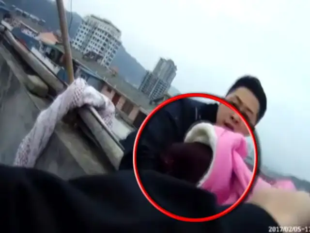 China: hombre salva a esposa sujetándola de los cabellos