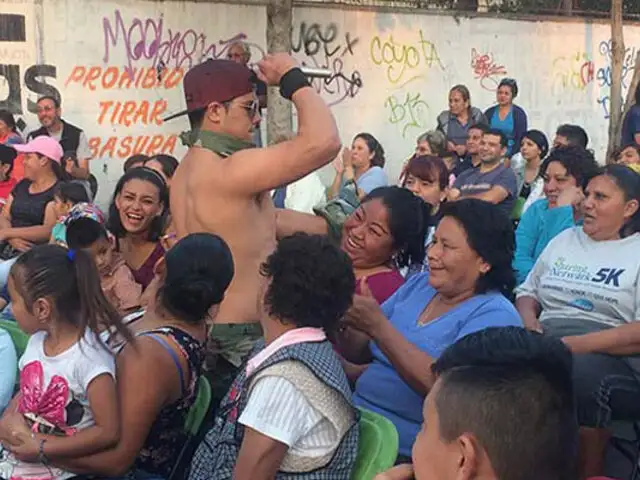 FOTOS: congresista organizó “show de strippers” en plena calle