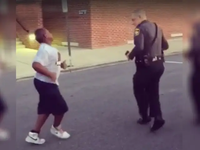 Baile entre policía y adolescente causa sensación en Facebook