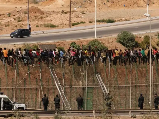 España: cientos de africanos saltan valla fronteriza en Ceuta