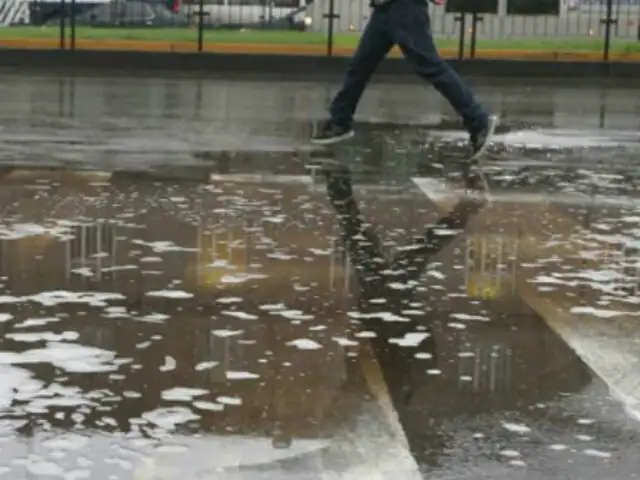 Intensa lluvia de verano inunda diversas calles de Lima