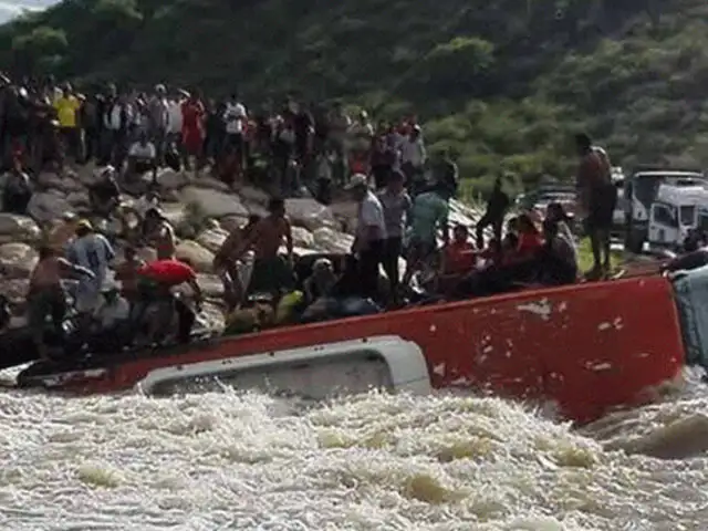 Piura: bus lleno de pasajeros es arrastrado por la corriente de río