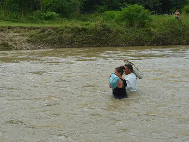 Piura: transportistas arriesgan sus vidas al cruzar río Chiquito