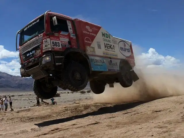 Espectaculares saltos con camiones en competencias extremas
