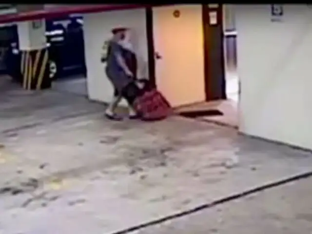 Nuevas imágenes muestran a esposo de canadiense cargando pesado bulto