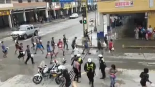 Huaraz: 'carnavaleros' mojan a policías