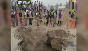 SJL: camión cae a enorme forado que se formó en importante vía