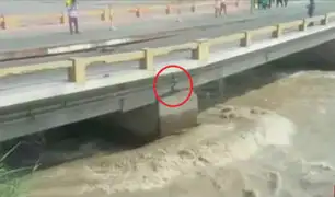 Puente Clarita a punto de colapsar por crecida del río Cañete