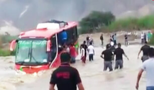 La Libertad: bus con pasajeros quedó atrapado en el cauce del río Virú