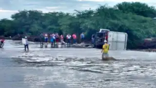 Lambayeque: camión que transportaba alimentos de Qali Warma se voltea al cruzar quebrada