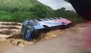 Lambayeque: bus se vuelca al intentar cruzar quebrada de río