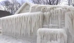 Casa quedó completamente cubierta de hielo en EEUU