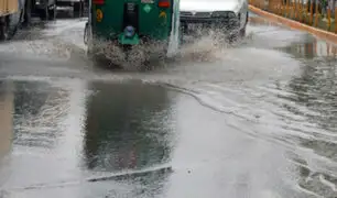 Intensa lluvia de madrugada inunda diversas calles de Lima
