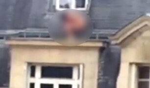 VIDEO: amante se esconde desnudo en techo de edificio para no ser descubierto