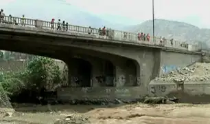 Puente Los Ángeles en riesgo de colapsar por crecida del río Rímac