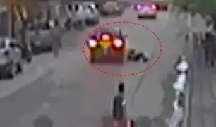 Impactantes imágenes: joven se salvó de morir aplastado tras caer de moto