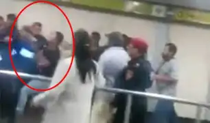 VIDEO: ambulantes atacan a “correazos” a policías para evitar desalojo