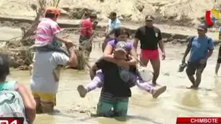 Cobran hasta 5 soles a viajeros para ayudarlos a cruzar río en Chimbote