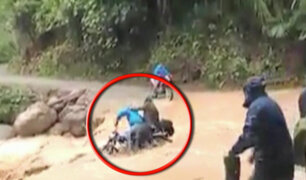 Dos personas en moto casi pierden la vida al cruzar río en Chanchamayo