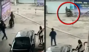 China: ladrón roba bolso y al huir se estrella con su moto