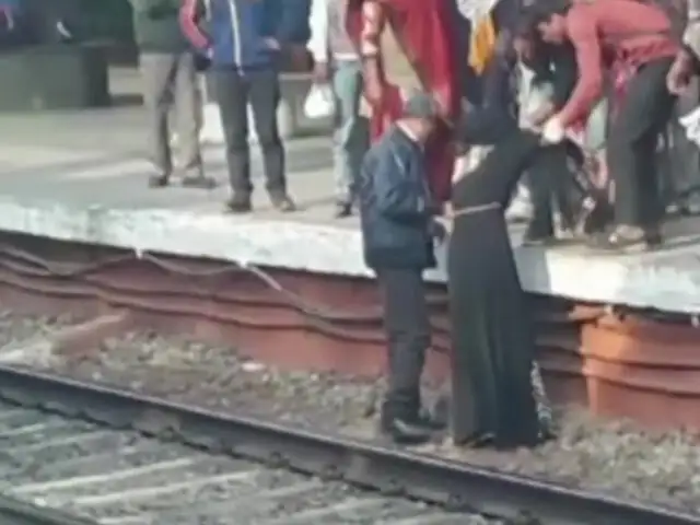 India: un tren le pasa por encima y sale ilesa