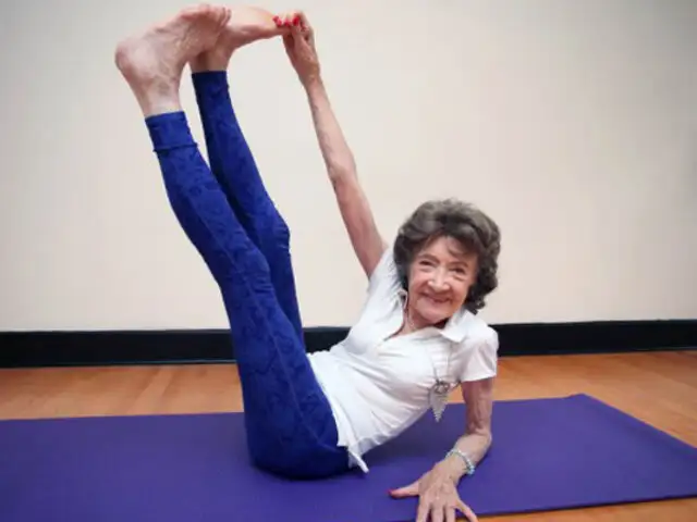 EE.UU.: conozca a la maestra de yoga más longeva del mundo