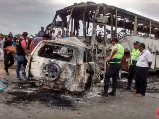 La Libertad: choque frontal entre dos vehículos deja 1 muerto y 25 heridos