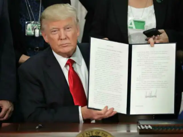Donald Trump firma orden para reformar sistema de visas de trabajo