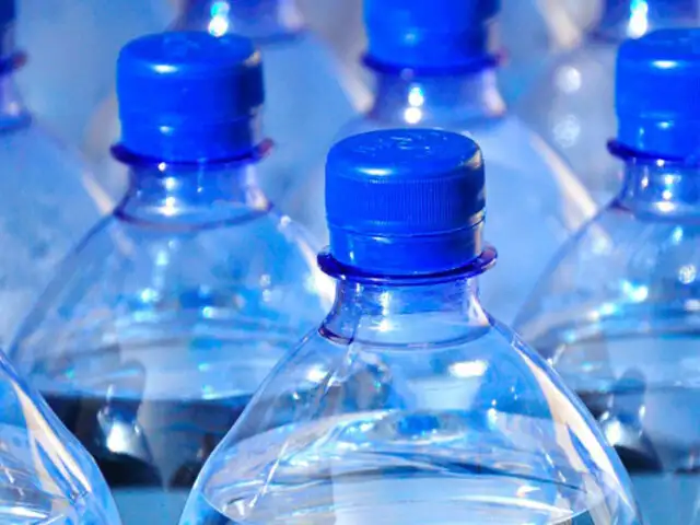 Estudio indica que agua embotellada de conocidas marcas estaría contaminada con plástico