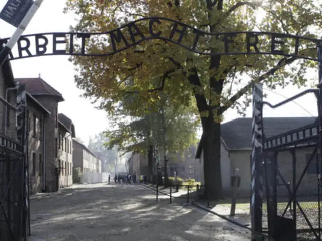 Polonia: 14 personas se desnudan y encadenan frente a ex campo nazi