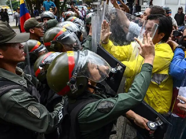 Opositores venezolanos son duramente reprimidos por la Guardia Nacional
