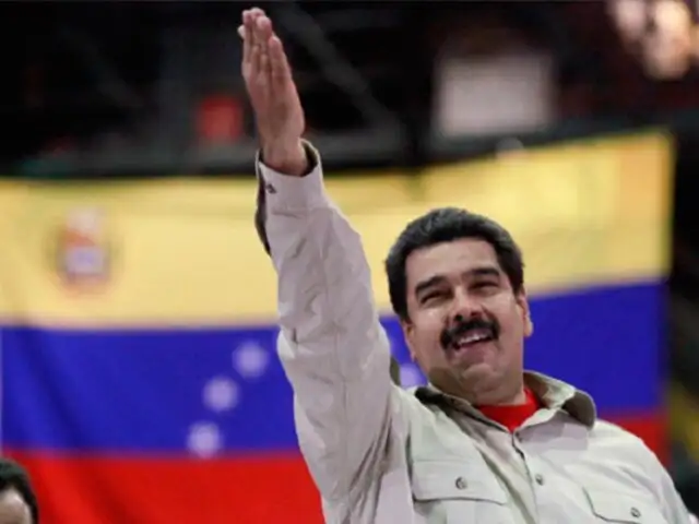 Lanzan objetos a Nicolás Maduro durante ‘baño de popularidad’ en Venezuela