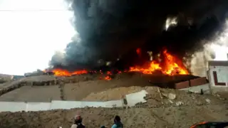 Gigantesco incendio consume taller de reciclaje en Ventanilla