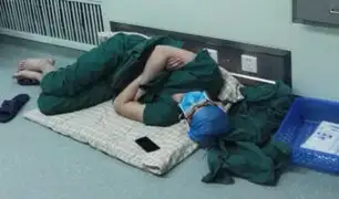 China: médico cirujano se queda dormido luego de trabajar 28 horas