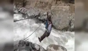 Pobladores arriesgan sus vidas al cruzar río Santa Eulalia