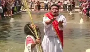 “Cristo Cholo” escenifica bautizo de Jesús en el paseo de las aguas del Rímac