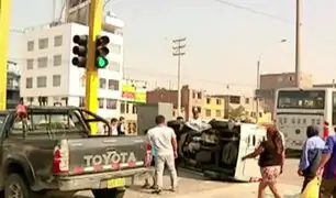 Independencia: violento choque entre camioneta y minivan