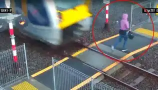 Cruzó las vías del tren mirando su celular y casi provoca una tragedia