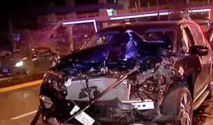 Camioneta choca con vehículo estacionado en San Isidro