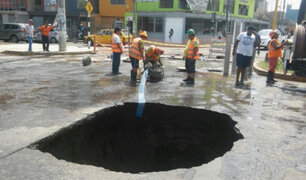 Ruptura de tuberías provocó dos enormes forados en calles de Trujillo