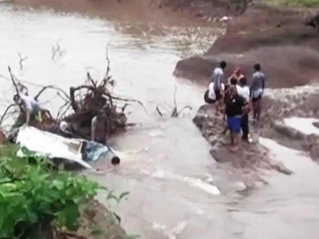 Desaparece conductor cuando su auto fue arrastrado por río en Piura