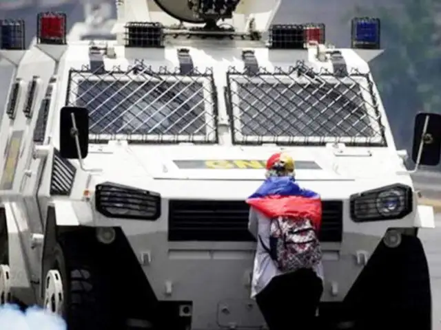 Mujer enfrentó un tanque de la policía chavista durante manifestación en Venezuela