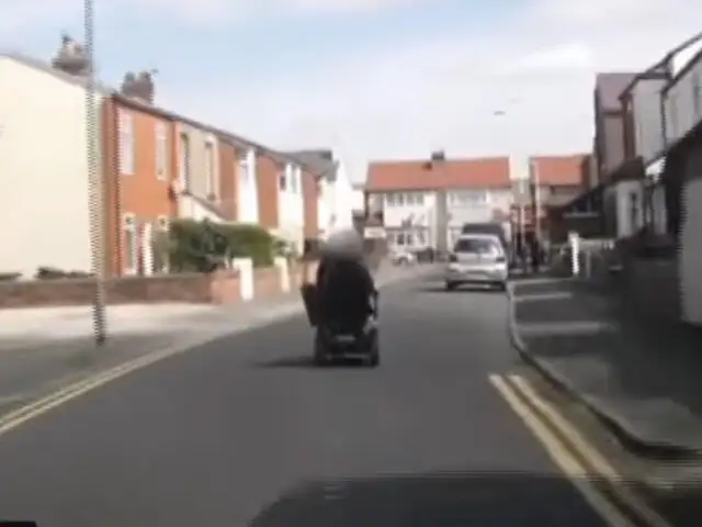 Inglaterra: anciano en silla de ruedas maneja en pista, insultando a conductores