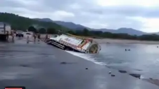 Piura: camión se volteó al intentar cruzar quebrada