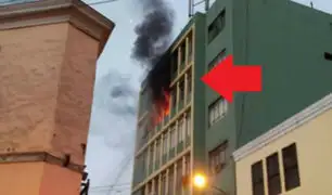 Cercado de Lima: incendio consumió el quinto piso de un edificio en jirón Camaná